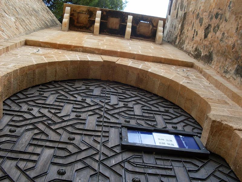 Spanien2010_1 160.jpg - Showing the holes where they threw down tar on their enemies